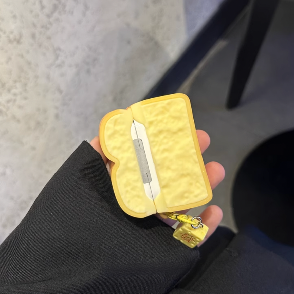 【AIRPODS CASE】おいしい食パン シリコン素材 落下防止 AirPods /AirPods Proケース