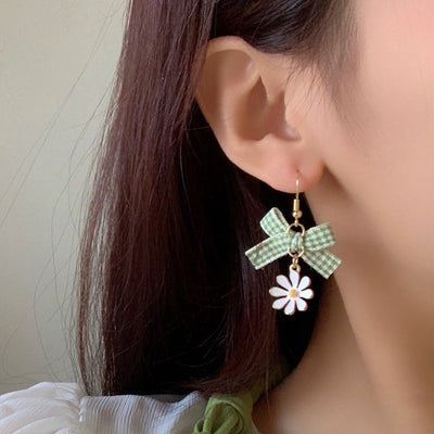 【Earrings】可愛いチェック柄 花 蝶ネクタイ フックピアス