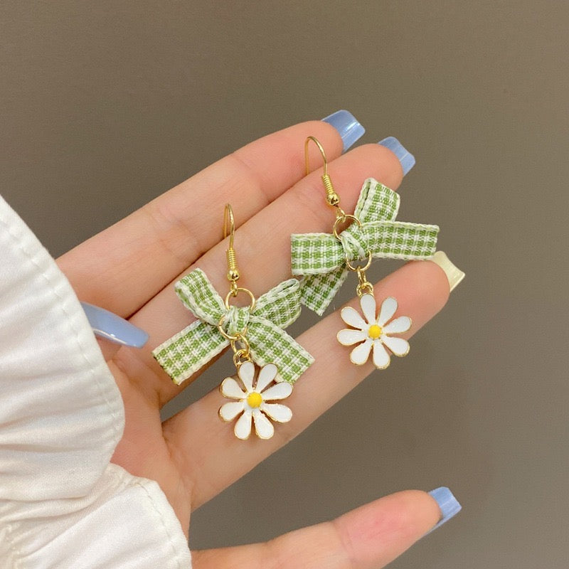 【Earrings】可愛いチェック柄 花 蝶ネクタイ フックピアス