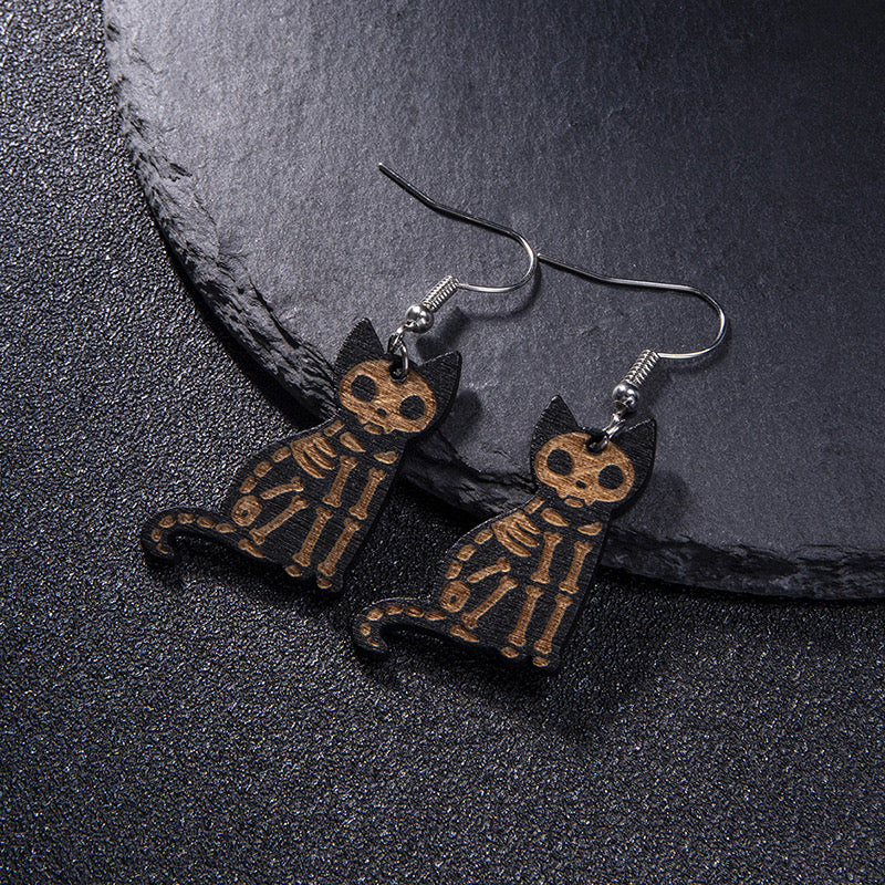 【Earrings】黒猫 スケルトン ネコ 木製 フックピアス